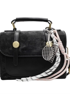 Borsa a tracolla vintage nera con ciondoli metallici e decorazione nappa intrecciata