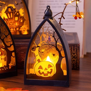 Dettaglio lanterna LED di Halloween con zucche e pipistrelli in un ambiente accogliente