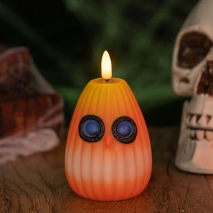 Vue macro d'une lampe chouette LED d'Halloween aux yeux bleus sur une table en bois