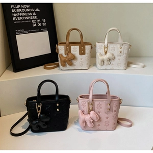 Sacs seaux élégants en quatre couleurs avec gaufrage floral et charms chiot