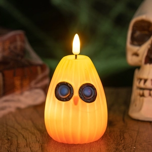 Gros plan d'une bougie LED hibou fantôme avec lumière chaude pour déco de Halloween