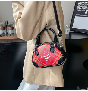Detail der Tartan-Mini-Tasche mit Apfelmuster und schwarzem Ledergriff