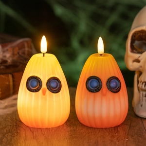 Bougies LED chouette d'Halloween avec pointes de flamme sur table en bois rustique