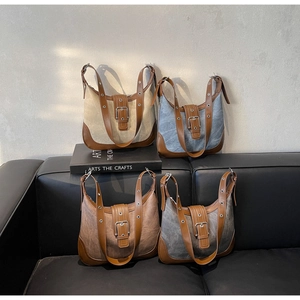 Vue détaillée de sacs hobo vintage en quatre couleurs avec garniture en cuir et œillets