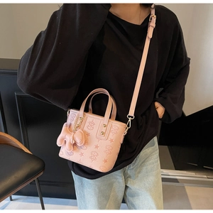 Mini cabas rose à motif d'étoiles gaufrées avec breloque lapin et bandoulière réglable