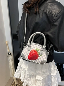 Schicke Vintage-Plaid-Silberhandtasche mit Erdbeerdruck und verstellbarem Crossbody-Riemen