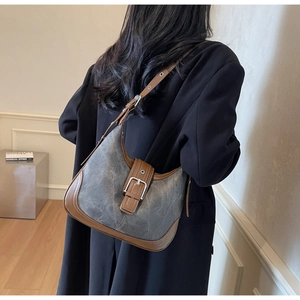 Détail du sac hobo montrant la texture de la toile, les finitions en cuir et la boucle en métal