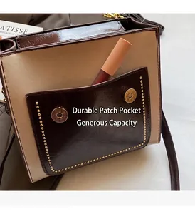 Detail van de voorzak op een vintage geplooide tas met ruimte voor een lippenstift erin