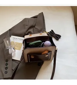 Binnenaanzicht van de beige lederen tas met ruime compartimenten en magneetsluiting