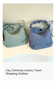 Detalle de bolsos hobo de nailon con correas fruncidas con cordón y bolsillos laterales