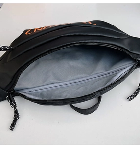 Détail de l'intérieur gris du sac bandoulière avec poche zippée et imprimé orange vif
