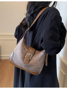 Grand sac hobo marron caramel à la mode avec bandoulière réglable et boucle argentée