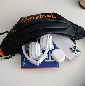 Détail du sac de sport noir montrant sa grande capacité avec téléphone, casque et livres