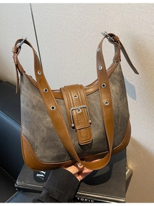Sac hobo bicolore chic avec finition mate et œillets métalliques vintage