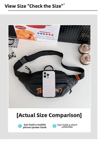 Détail de la capacité du sac bandoulière montrant le rangement d'un smartphone et d'objets