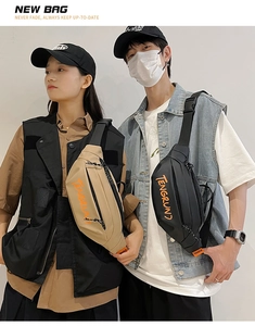 Détail montrant les sacs de poitrine de sport noir et kaki avec étiquettes de marque orange