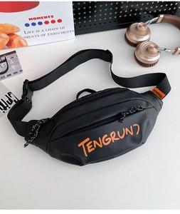 Vue détaillée du sac à bandoulière en nylon noir avec texte TENGRUN orange graffiti