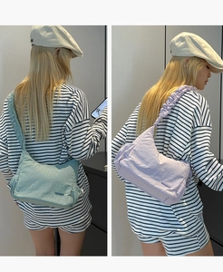 Detalle de las correas plisadas en los bolsos de nailon verde menta y púrpura claro