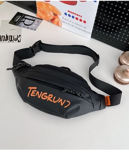 Détail de la banane en PU noir avec texte graffiti orange et boucle de sangle réglable