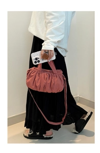 Detailansicht der rosa gefalteten Cloud-Tasche mit strukturiertem Stoff und Tragegriff
