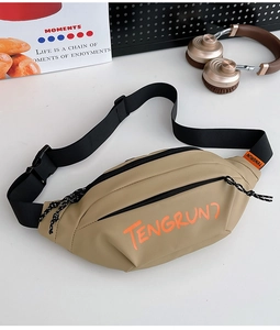 Détail macro du sac bandoulière en nylon kaki avec double poches zippées et sangle