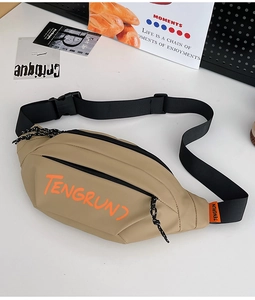 Détail du sac banane de sport kaki avec logo orange et boucle de sangle en nylon
