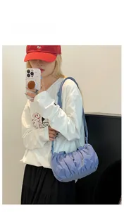 Detail der hellblauen Falten-Cloud-Bag mit verstellbarem Schultergurt für Damen