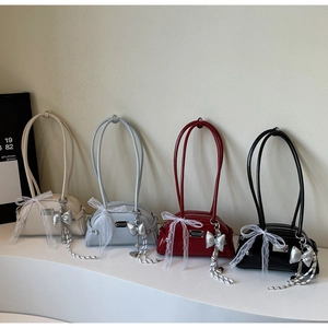 Détail de sacs à main élégants avec nœuds en dentelle en beige, bleu, rouge et noir