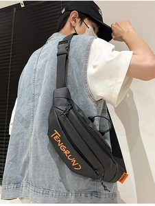 Détail du sac de poitrine noir et orange avec sangle réglable et logo TENGRUN