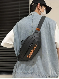 Détail du sac bandoulière noir en nylon avec logo TENGRUN orange et poches zippées