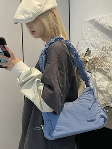 Bolso bandolera azul fruncido para mujer con correa plisada y cremallera lateral