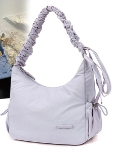 Bolso plisado color lavanda con asa de nube y correa ajustable para mujer moderna