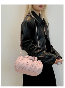 Detailansicht der rosa gerafften Wolken-Tasche mit Tragegriffen und abnehmbarem Gurt