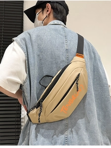 Détail du sac bandoulière en nylon kaki montrant la sangle réglable et le logo