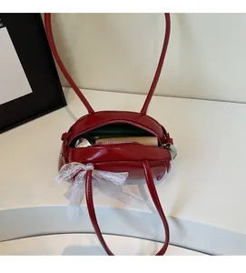 Vue intérieure du sac Boston bordeaux montrant la capacité pour téléphone et portefeuille