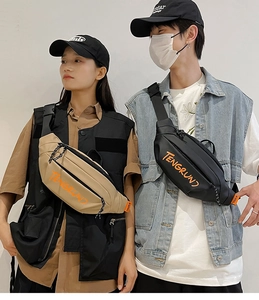 Détail de sacs à bandoulière en nylon imperméable pour couples avec sangles réglables