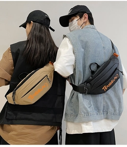 Détail de sacs bandoulière kaki et noirs avec logo orange imprimé pour un style urbain