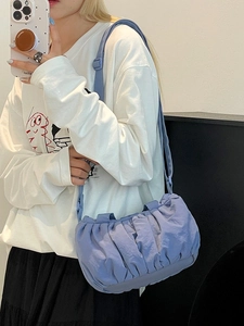 Dunstblaue Falten-Cloud-Schultertasche mit verstellbarem Riemen am Modell für den Alltag
