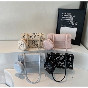 Detalle de cuatro elegantes bolsos de hombro con ilustraciones de perritos y mini estuches