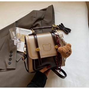 Chique beige en bruine mini-crossbodytas met kralen beer motief en zachte pluche hanger