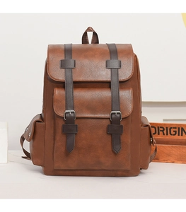 Detailaufnahme von Vintage PU-Leder Rucksack mit silbernen Metallschnallen und Taschen