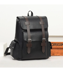 Details des schwarzen Vintage-Rucksacks mit braunen Riemen und strukturierter Narbung