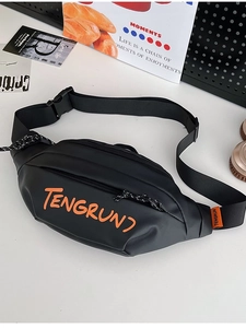 Sac de poitrine noir minimaliste avec lettrage orange et bandoulière réglable