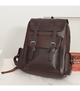 Detailansicht des dunkelbraunen Vintage-Rucksacks mit Lederstruktur und Metallschnallen