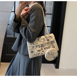 Detalle del bolso bandolera blanco crema con ilustraciones y monedero redondo