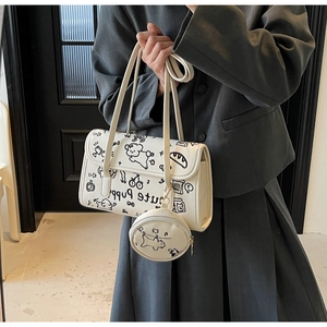 Detalle del bolso de hombro blanco con graffiti de dibujos animados y un monedero