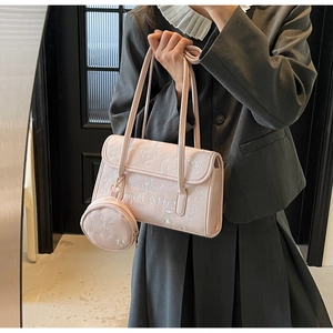 Detalle del bolso de hombro rosa de cuero PU con ilustraciones de cachorros y mini monedero