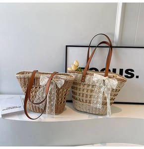 Gros plan détaillé de sacs cabas en paille tressée avec poignées en cuir et dentelle