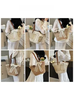 Détail du sac cabas en paille tressée avec nœud décoratif en dentelle blanche et lanières