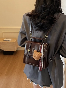 Mini vintage bruine kunstlederen rugzak met hartstiksels en pluche berenbedeltje